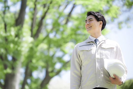 さわやかな笑顔の作業服姿の