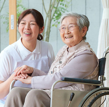 笑顔の高齢者と施設職員
