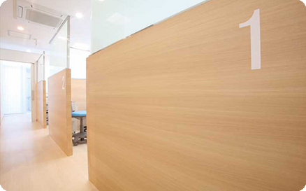 パーテーションで区切られた診療室