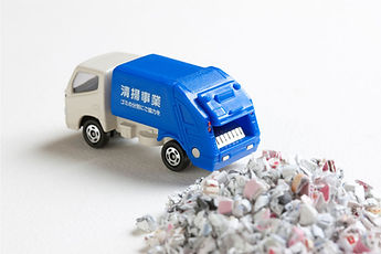 清掃事業社のごみ回収車