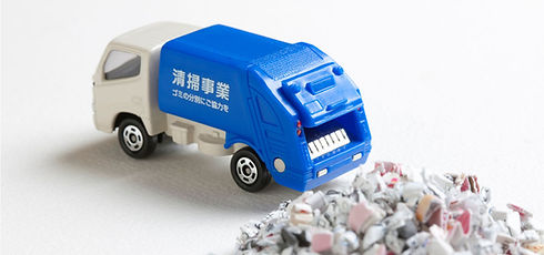 清掃事業社のごみ回収車