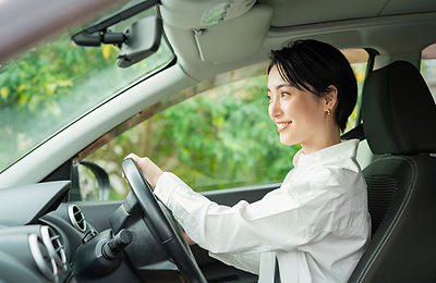 車を運転中の女性