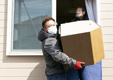 荷物の運び出しをするスタッフ