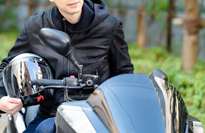 バイクに乗る男性