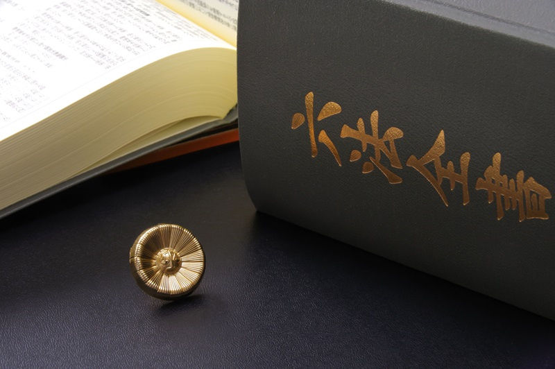 弁護士バッジと六法全書