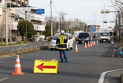 交通誘導する警備員