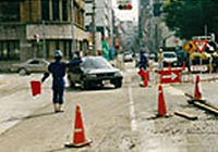 工事中の道路の交通誘導警備