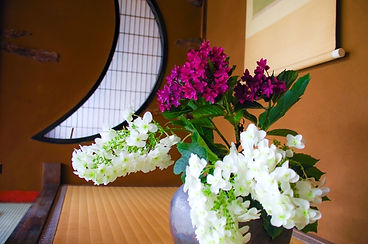 三日月の形の障子と掛け軸