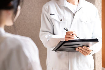 お客様に聞き取りをするスタッフ