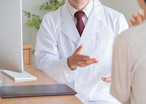 患者さんに説明する医師