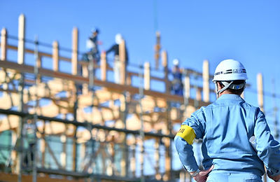 建設現場で働く人々