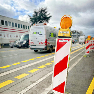 Verkehrssicherung Offenbach am Main - Mühlheimer Str. - Sperrung durch Leitbaken und neuen Fahrfahnmarkierung