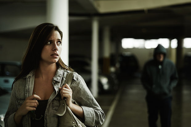 Vrouw gestalkt in Garage
