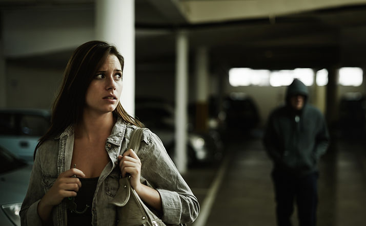 Vrouw gestalkt in Garage