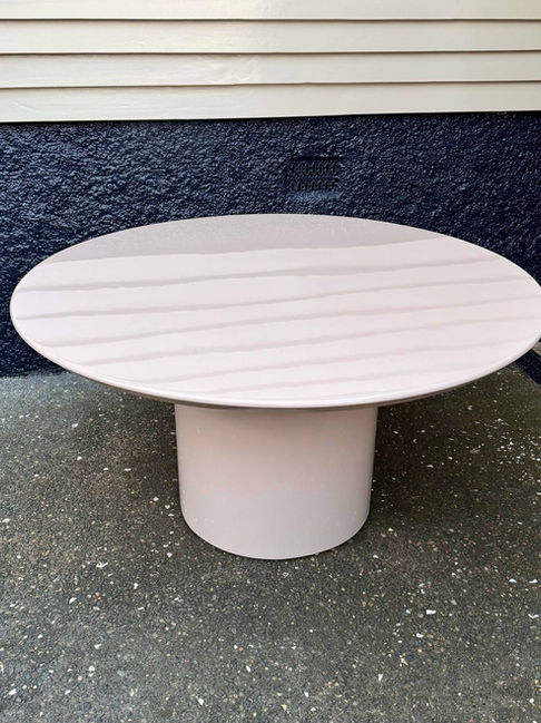 Glossy lacquered round dining table in "Aalto Ballet Shoes"