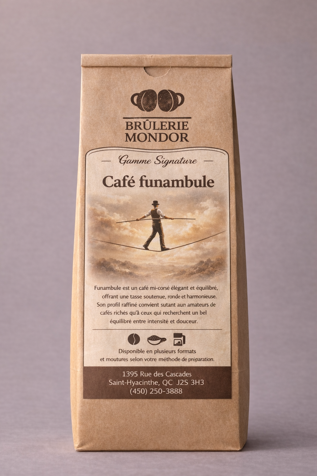Emballage du Café Funambule de la Brûlerie Mondor à Saint-Hyacinthe, gamme signature au profil mi-corsé, illustré d’un homme en costume rétro marchant sur un fil au-dessus des nuages avec un balancier.