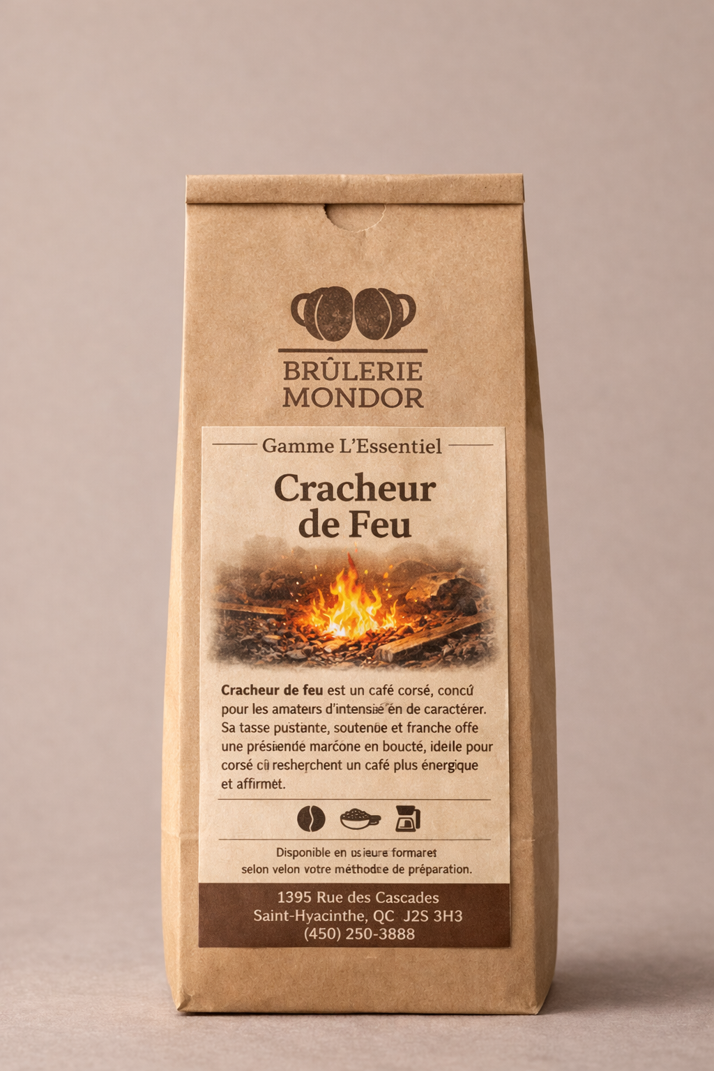 Emballage du café Cracheur de Feu de la Brûlerie Mondor à Saint-Hyacinthe, gamme l'essentiel au profil corsé, illustré d’un grand feu de joie flamboyant au milieu de braises et de charbons ardents.