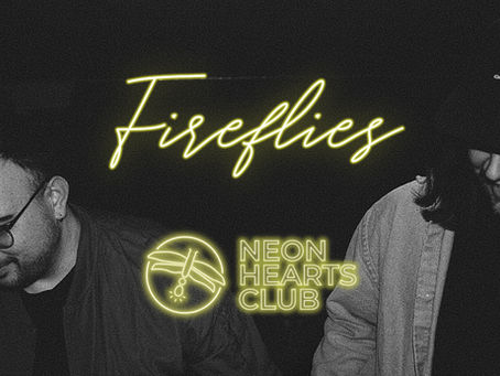 Schwarz-weiß-Foto von Daniel und Jes mit Logo und Schriftzug "Fireflies" in gelber neon Optik.