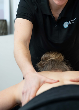 Marlein geeft energetische massage tijdens een sessie