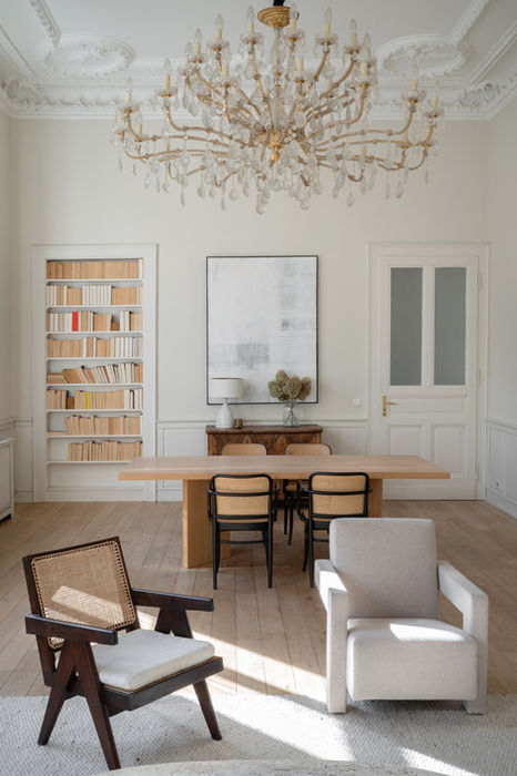 Wohnzimmer eines modernisierten Altbaus mit Stuckdecke und Kronenleuchter