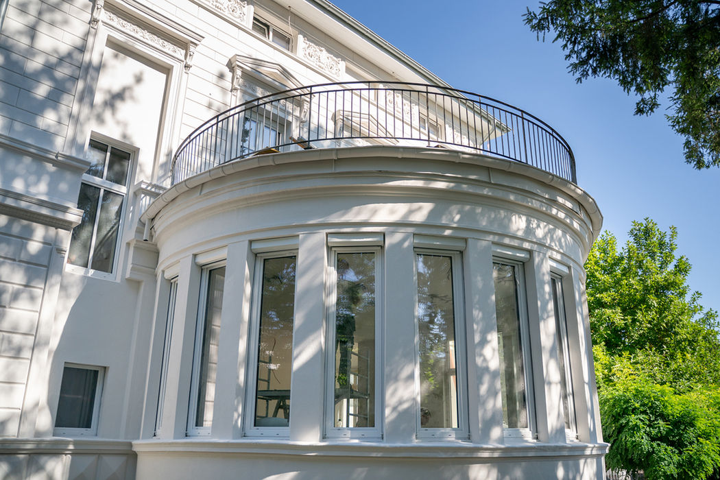 Außenansicht eines modernisierten Altbaus einer denkmalgeschützten Villa