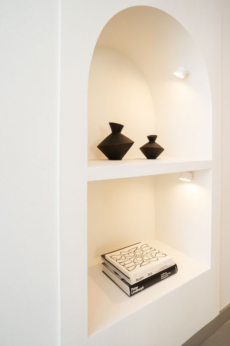 In der Wand eingelassenes Regal