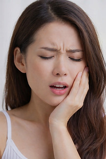 tooth-pain-when-chewing-young-asian-woma
