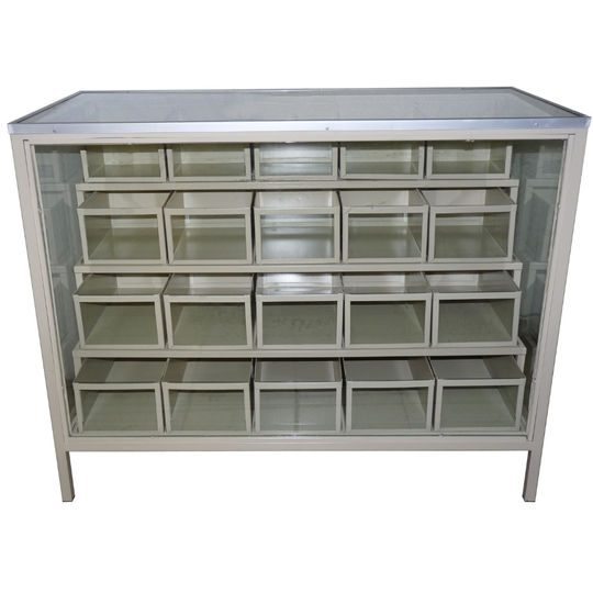Vitrina exhibidora cajonera de 120 × 50 × 95 cm para organizar productos pequeños en comercios.