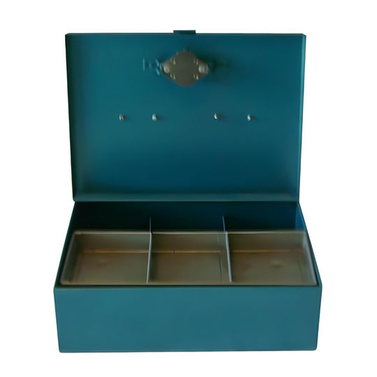 Caja de dinero chica con compartimentos para billetes y monedas, ideal para pequeños negocios.