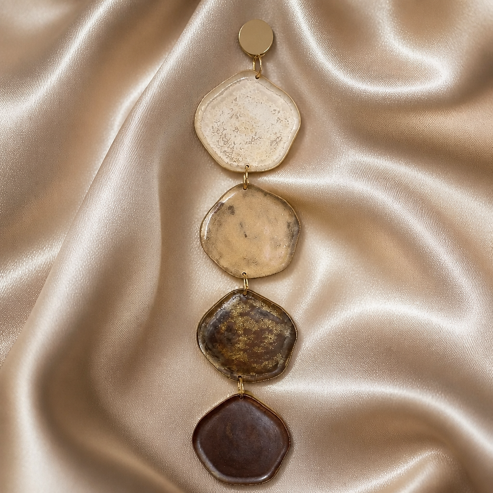Miniature : Suspension murale MIA Earthy composée de quatre médaillons en céramique crème, beige et marron reliés par des anneaux dorés