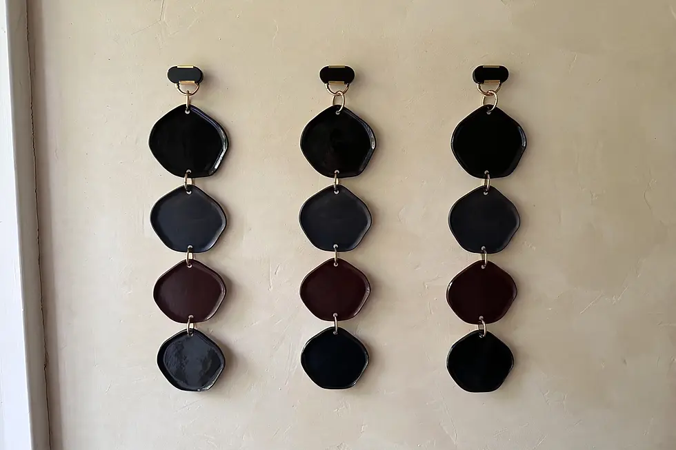 Thumbnail: Trio de LIA XS Black Brass, art mural en céramique pour espace étroit