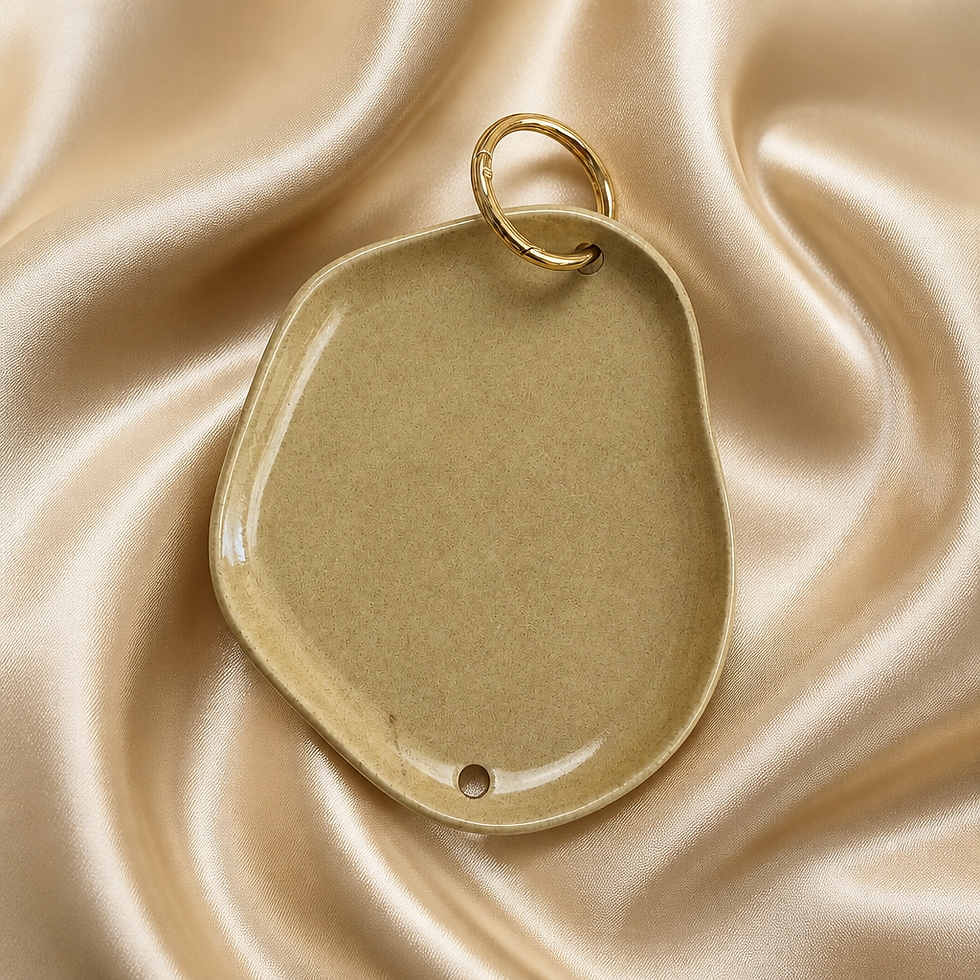 Miniature : Suspension murale LIA 5 Antique Brass composée de cinq médaillons en céramique crème, brune, noire et grenat reliés par des a