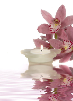 Bougie paisible et fleurs