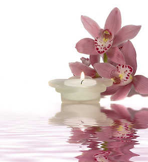 Bougie paisible et fleurs 