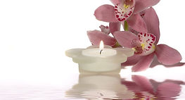 Bougie paisible et fleurs