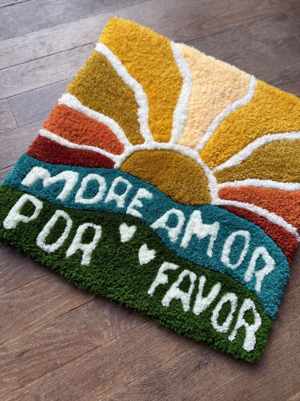 Tapis tufté « More amor por favor » réalisé en atelier à Lorient
