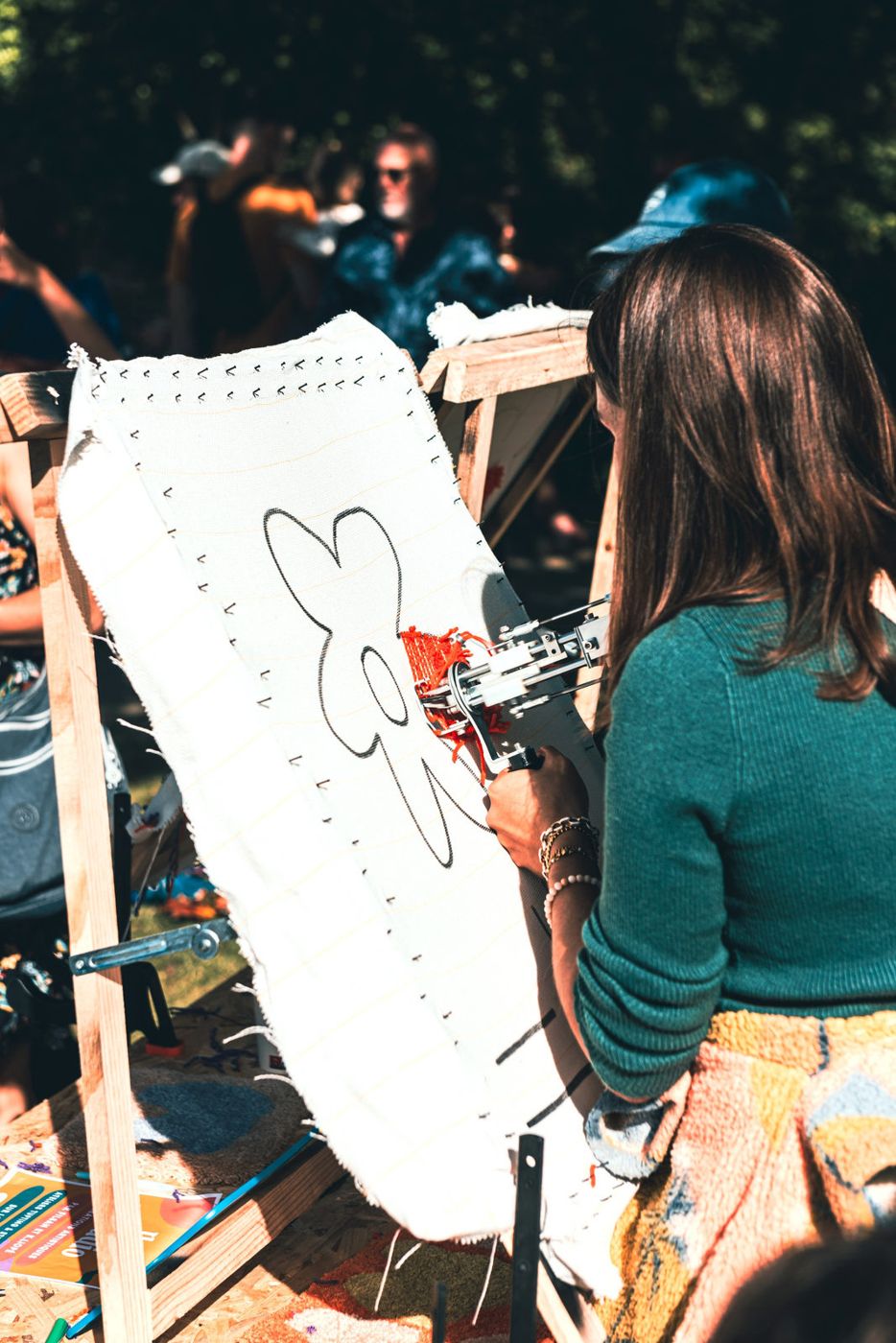 Animation mariage originale : une création textile tuftée en direct