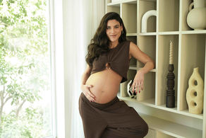 שלמור שטרוזמן מדגמנת הריון