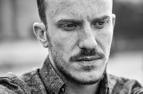 portrait d'homme en noir et blanc
