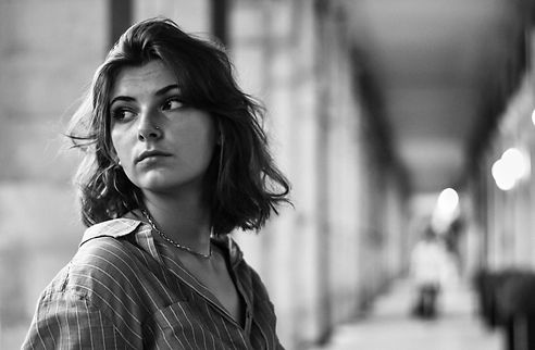 portrait de jeune femme en noir et blanc