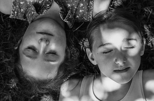 photo de petites filles en noir et blanc