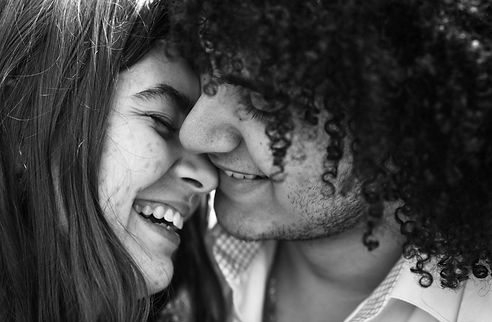 photo de couple en noir et blanc