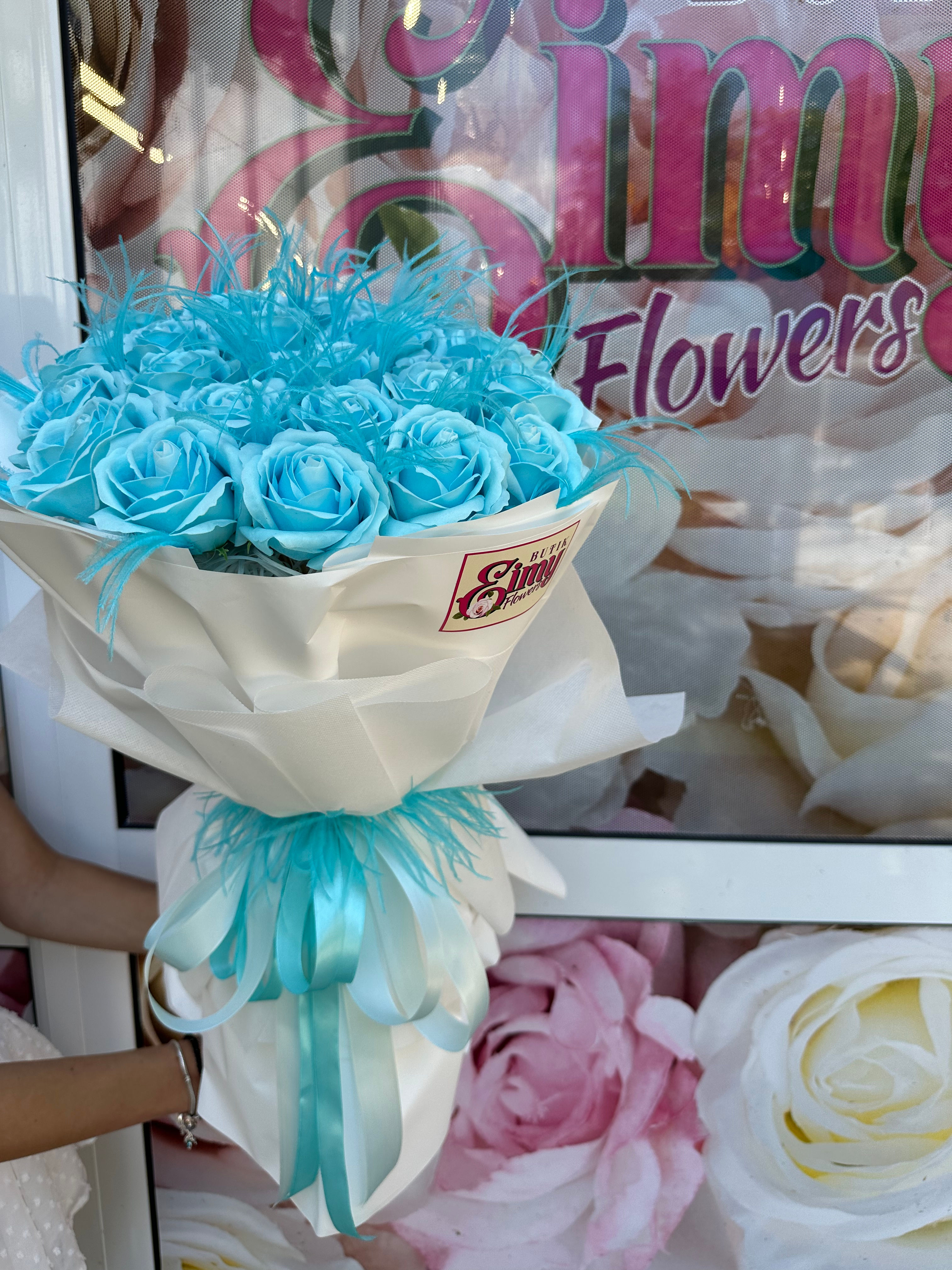 Букет с рози и пера ,, Midnight Sky ''