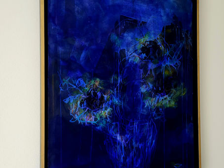 In tiefem Blau entfaltet sich hier ein stilles Leuchten.