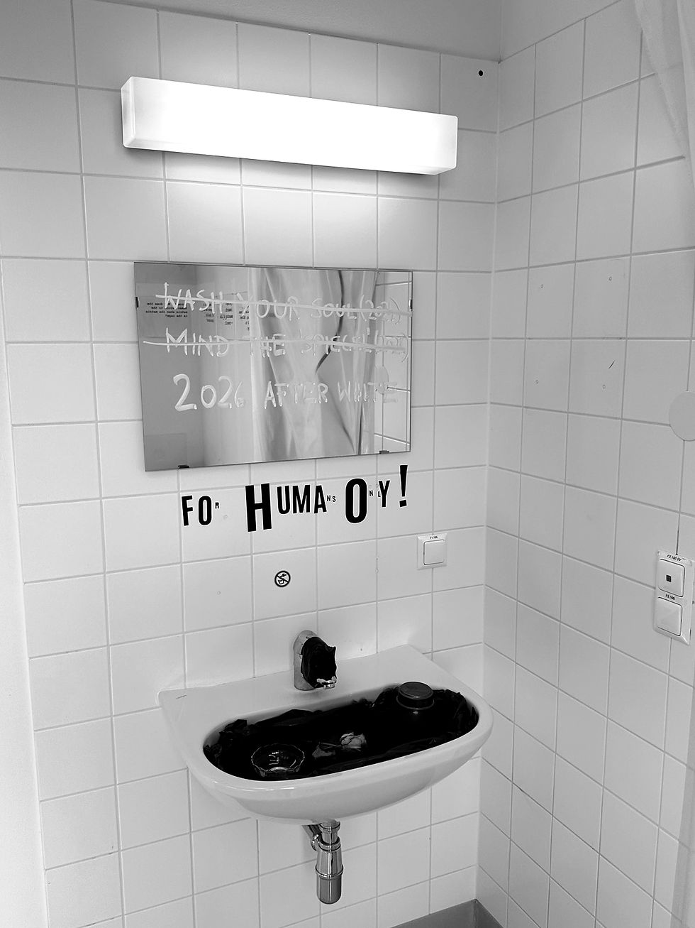 omarte gallery @ Parallel Vienna 2026: Ein Raum, der bricht, schweigt und am Ende spricht