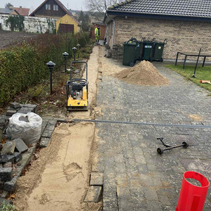 alt="brolægger laver terrasse i Næstved