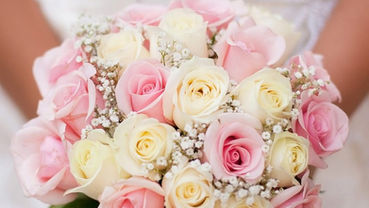 ramos de novia naturales románticos con rosas rosadas y follaje suave