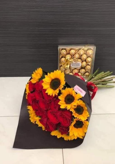 ramo de girasoles y rosas rojas con chocolate