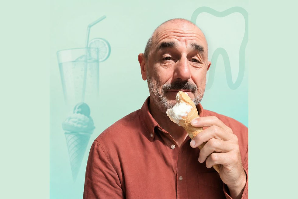 Massimo Rossi con un gelato, immagine dedicata a zuccheri, carie e bevande acide durante l’estate