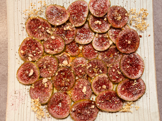 Carpaccio de figues, vinaigrette fraise-sureau & sirop de feuilles de figuier